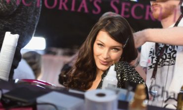NUK U PËRDOR FURÇË/ Ja “fije për pe” truku i makijazhit dhe i flokëve në “Victoria’s Secret”