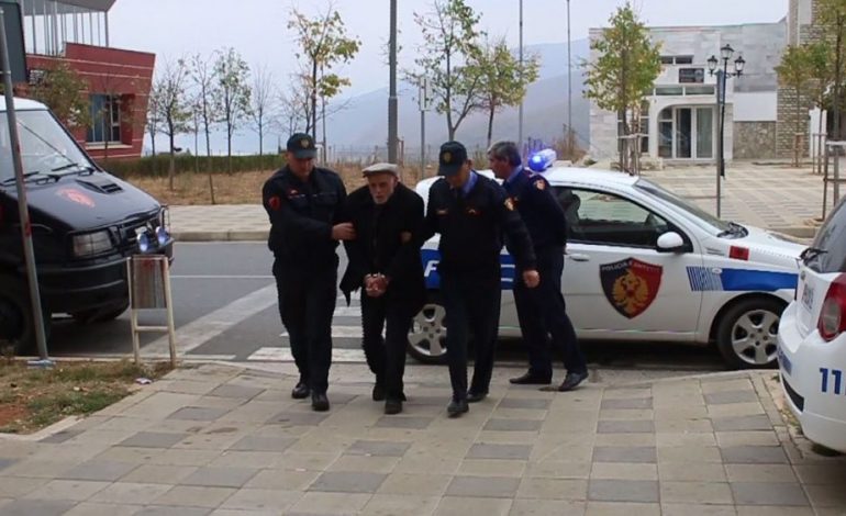 LABORATORI I DROGËS NË HAS/ 76-vjeçari me 4 të arrestuarit para Krimeve të Rënda