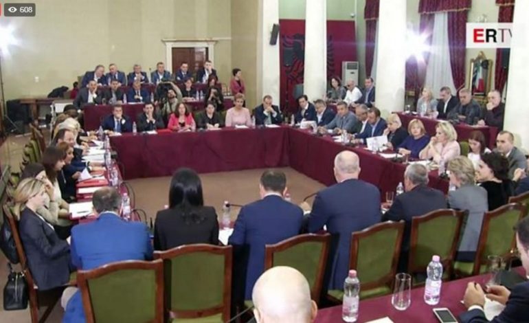 MBLEDHJA E GRUPIT TË PS/ Nesër votohet dekreti për shkarkimin e Xhafës