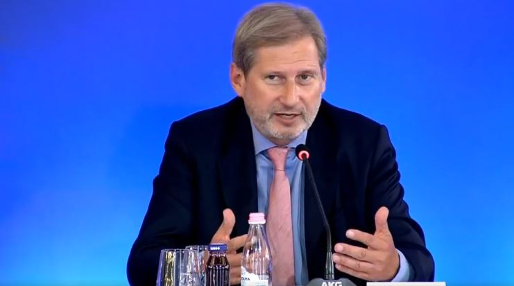 TENSIONOHET SITUATA/ Hahn kundër taksës ndaj mallrave serbe, pres të zgjidhet