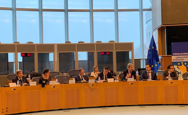 “SHQIPËRIA PROGES ME REFORMËN NË DREJTËSI”/ Hahn: Duam një marreveshje mes Kosovës dhe Serbisë