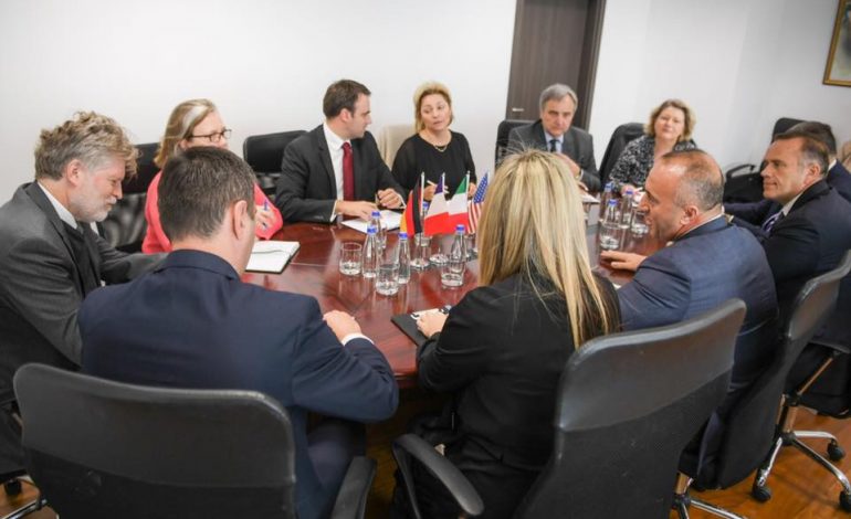 DIALOGU/ Haradinaj, ambasadorëve të Kuintit: Taksa 100% do të mbetet në fuqi, s’ka krizë në Veri