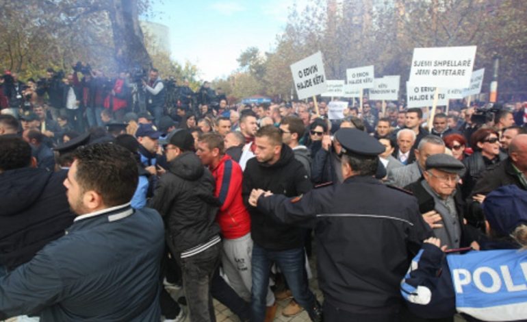 PROTESTA/ Prokuroria: Të arrestuarit po HETOHEN për plagosje të rëndë me dashje