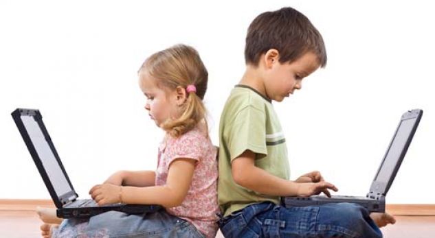 STATISTIKAT/ Në Shqipëri fëmijët “lundrojnë” në internet pa asnjë kontroll