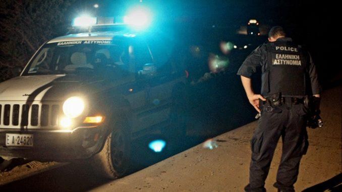 PAS VRASJES SË SHQIPTARIT/ Policia greke në kërkim të 2 të tjerëve, gjenden dhe çanta me drogë