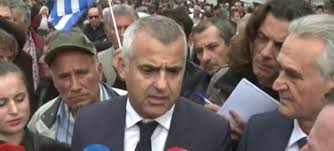 “KATSIFA”/ Gazetarët detyrojnë Vangjel Dulen të flasë SHQIP: Zoti Dule shqip, jemi në tokë shqiptare!