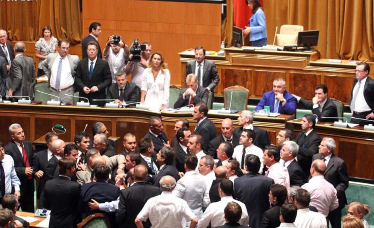 POSTON FOTON E BASHËS DHE METËS/ Jozefina Topalli pyet: “Gjeni Judën”