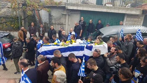 “KATSIFA”/ Shkrimtari Kapllani polemizon me mbështetësit e Agimit të Artë: I kënaqur që lexojnë tekste në shqip…(FOTO)