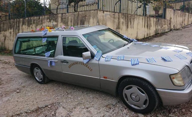 TRUPI I KATSIFAS MBËRRIN NË BULARAT/ Dalin PAMJET: I mbuluar me flamur GREK dhe me veshje ushtarake
