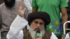 TWITTER I BLLOKON LLOGARINË KLERIKUT/ Nxiti protesta kundër pakistanezes së krishterë