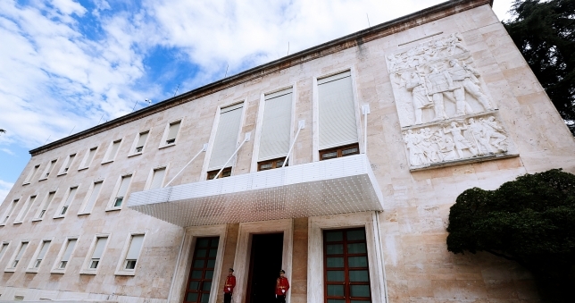 QEVERIA CAKTON EDHE 30 NËNTORIN DITË PUSHIMI/ Administrata javën tjetër 5 ditë pushim
