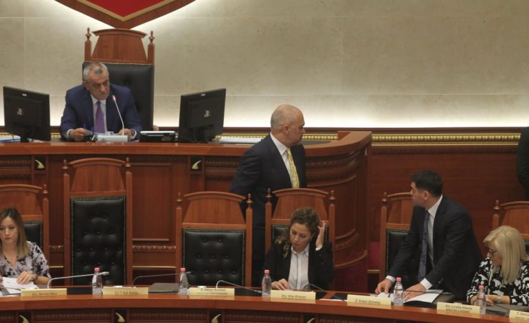 “NUK MBARON ME KAQ”/ Kuvendi shkarkon sot Xhafajn. Ç’pritet të ndodhë në seancën jashtë radhe