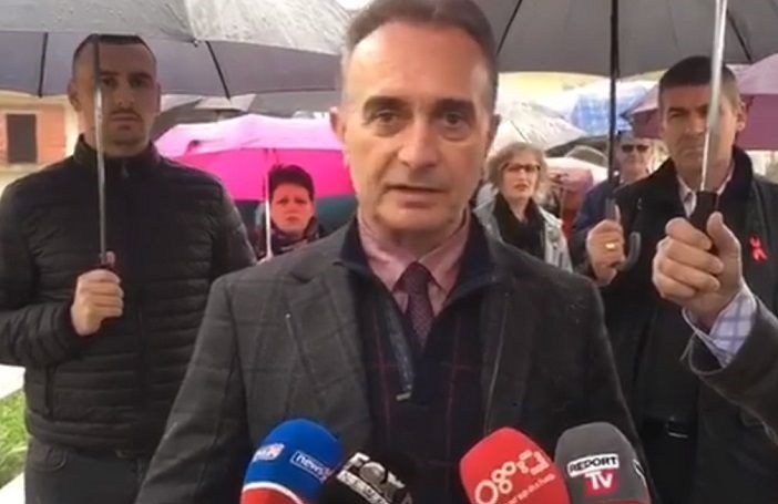 DEPUTETI I PD “KORRIGJON” BASHËN/ Lëshon perlën e radhës: Flamurin e ngriti Skënderbeu… (VIDEO)