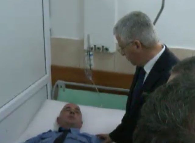 POLICËT E LËNDUAR NË PROTESTË/ Lleshi vizitë te Spitali Ushtarak: Ndjesë në emër të atyre që…