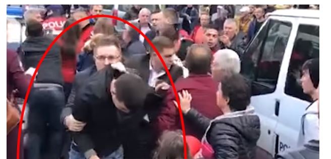 PROTESTA/ Deputetët e LSI-së FSHEHËN dhe mbrojtën 18-vjeçarin që GJYMTOI policen Ina Nuka (VIDEO)