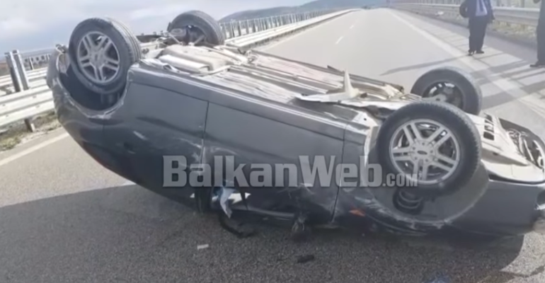ME SHPEJTËSI/ Përmbyset MAKINA në rrugë, plagoset SHOFERJA 27 vjeçe (VIDEO)