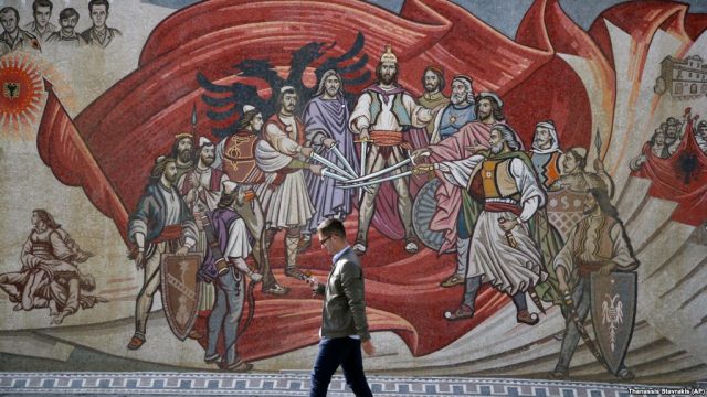 PARTITË NË MAQEDONI KËRKOJNË NDRYSHIME /Lëvizjet shqiptare insistojnë që gjuha shqipe të figurojë në Kushtetutë