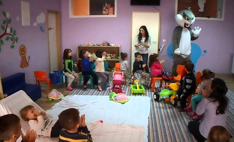 NDODH EDHE KJO NË KUÇOVË/ Drejtoresha e kopshtin NUK LEJON babanë të takojë fëmijën