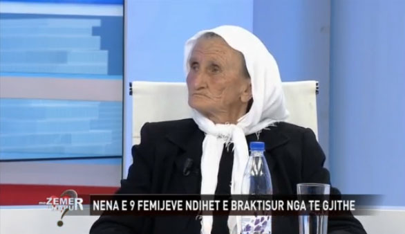 BRAKTISET NGA 9 FËMIJËT/ Nëna tregon vuajtjet: Nuk u lashë pasuri, më thonë…