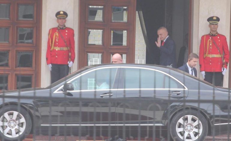 KËSHILLI I EMËRIMEVE NË DREJTËSI/ Presidenti Meta NUK hedh shortin: Bëjeni vetë