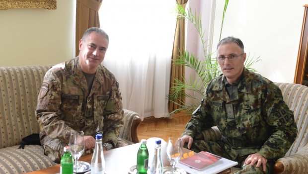 KOMANDANTI I KFOR-IT DHE SHEFI I USHTRISË SERBE / Flasin për sigurinë në Kosovë