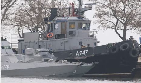 PËRPLASJA NË DET/ Rusia injoron protestat perëndimore: Ukraina nënshkruan ligjin ushtarak