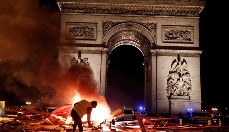 “PARISI NË FLAKË”/ Presidenti Macron: Protestuesit të kenë TURP. Vepruan kundër…