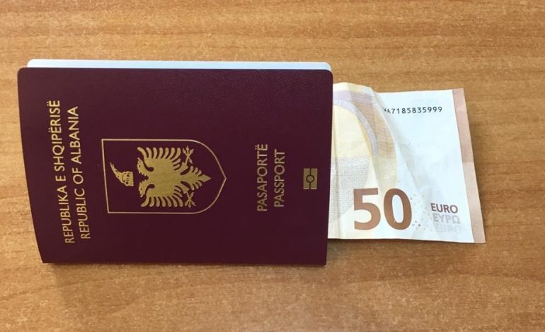 “50 EURO NË PASHAPORT”/ Kapet 18-vjeçari në Rinas, tentoi të korruptonte policin për të kaluar në zonën Schengen. Iu refuzua…