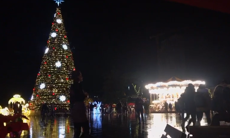 TIRANA NË FESTË/ Reshjet e SHIU nuk i ndalojnë qytetarët të shijojnë atmosferën në Shesh! (VIDEO)