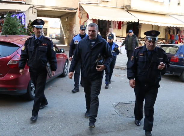 “KAPSOLLA E LËNDË PLASËSE”/ Policia kontroll të befasishëm në dyqanet e Tiranës, por nuk konstatojnë asnjë… (VIDEO)