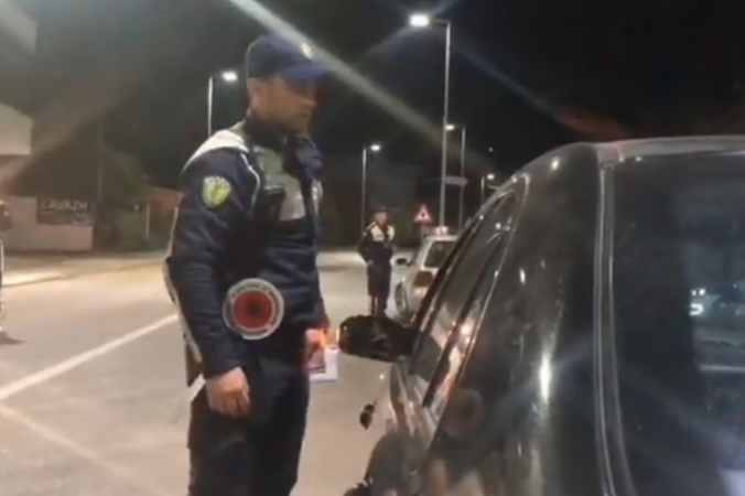 KONTROLLE NË ÇDO NË RRUGË/ Policia i vë pranga të RIUT të dehur (VIDEO)