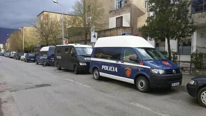 “ME ARMË DHE I MASKUAR”/ Terrorizoi pronarin e lokalit në Mat, arrestohet 27-vjeçari (EMRI)