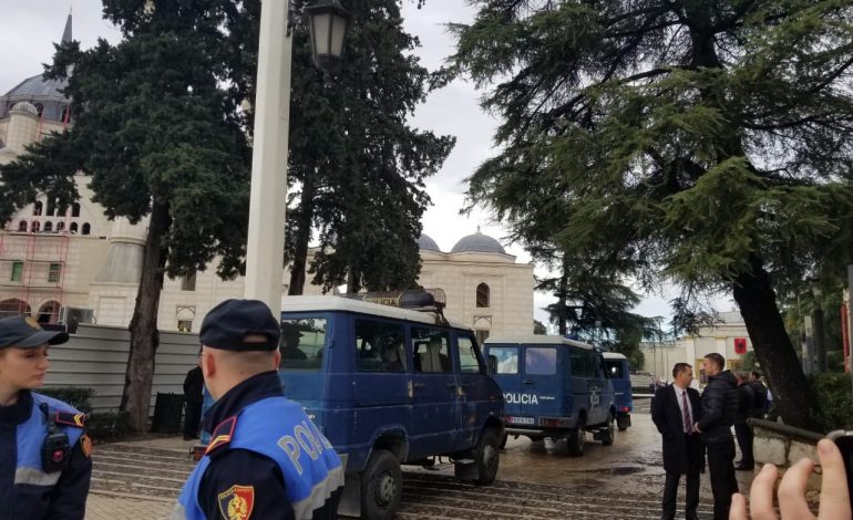 “UNAZA E RE”/ Protesta e banorëve të Astirit, blindohet Parlamenti (FOTO)
