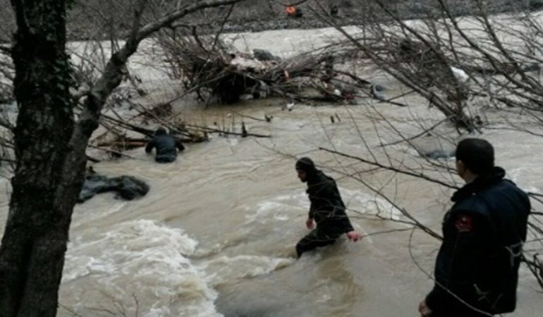 RASTET TRAGJIKE/ U mbytën në lumë, dhe…iu “vonuan” edhe POLUMBARËT. Apelet e trishta të familjarëve
