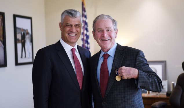 “RESPEKTI PËR FAMILJEN E…”/ Thaçi dekoron me Urdhrin e Pavarësisë ish-presidentin Bush