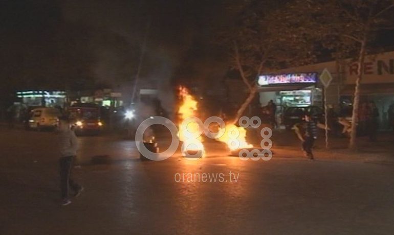 PROTESTA TEK “UNAZA E RE”/ Banorët DJEGIN gomat e makinave dhe kazanët e plehrave (VIDEO)