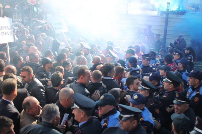 HODHËN KAPSOLLA, FISHEKZJARRE/ Arrestohen 11 banorët që protestuan para Kuvendit (EMRAT)
