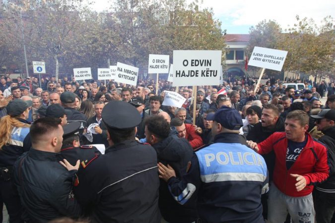“UNAZA E RE”/ Nis heqja e shtyllave, banorët kundërshtojnë dhe bllokojnë punën