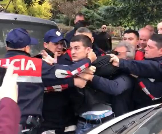 “JAM VETËM 17-VJEÇ O TË…”/ Dhunë gjatë shoqërimit të protestuesve në polici (VIDEO)