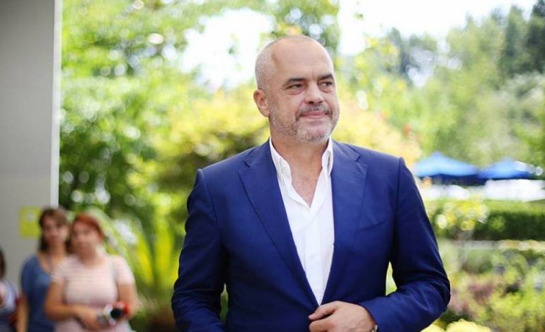 “FLM QË NA BËN TË QESHIM”/ Rama për Bashën: Nuk u ngatërrua, ai nuk di kur u ngrit flamuri Kastriotëve
