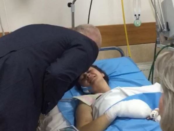 U PLAGOS NË PROTESTË/ Rama puth NË BALLË policen e plagosur: Do ta çojmë në Stamboll (FOTO)