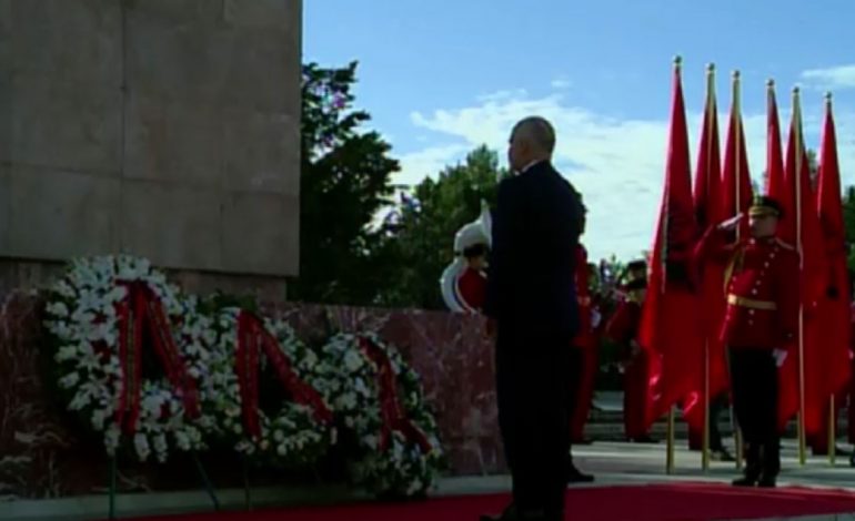 DITA E ÇLIRIMIT/ Meta, Rama e Veliaj bashkë në ceremoninë te Varrezat e Dëshmorëve