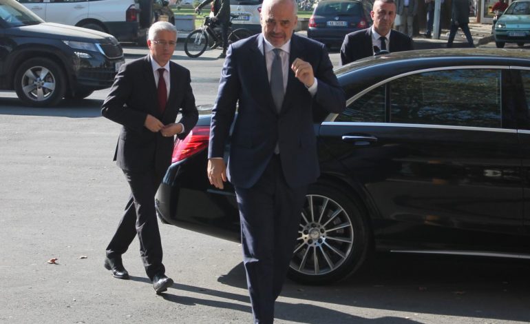 E FUNDIT/ Sandër Lleshi arrin në ministrinë e Brendshme i shoqëruar nga Rama