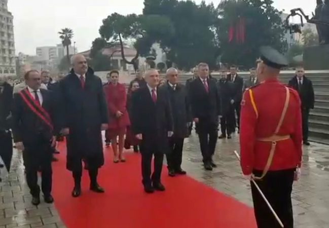 FESTA KOMBËTARE BË BASHKË RAMËN DHE METËN/ Zhvillojnë homazhe në Vlorë (VIDEO)