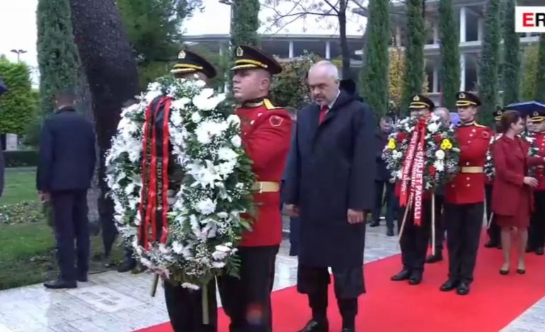 “DITA E FLAMURIT” NËPËRMJET FOTOVE/ Nga veshja e Ramës e deri tek sheshi me…