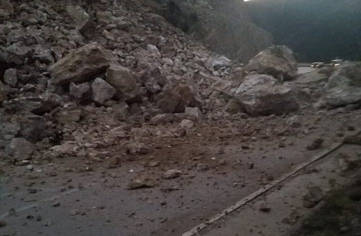 RRËSHITJE GURËSH PAS RESHJEVE/ Ja aksi ku devijohet qarkullimi (FOTO)