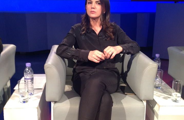 PROTESTA PARA KUVENDIT/ Rudina Hajdari bën diferencën. Bën thirrje për distancë nga dhuna