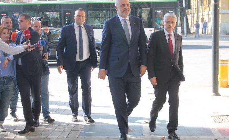 RAMA DHE XHAFAJ LARGOHEN NGA MINISTRIA/ Lleshi vijon takimin me Veliun