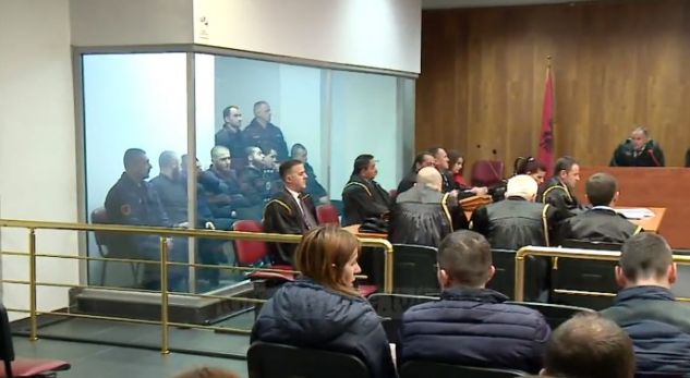 “JU VDEKSHIN FËMIJËT”/ Si u sulmuan sot me karrige gjyqtarët e gazetarët në Tiranë (FOTOT)