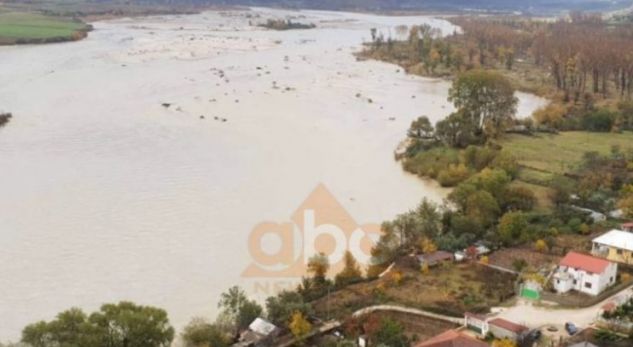 PËRKEQËSIMI I MOTIT/ Reshjet e SHIUT nxjerrin nga shtrati lumin Vjosa